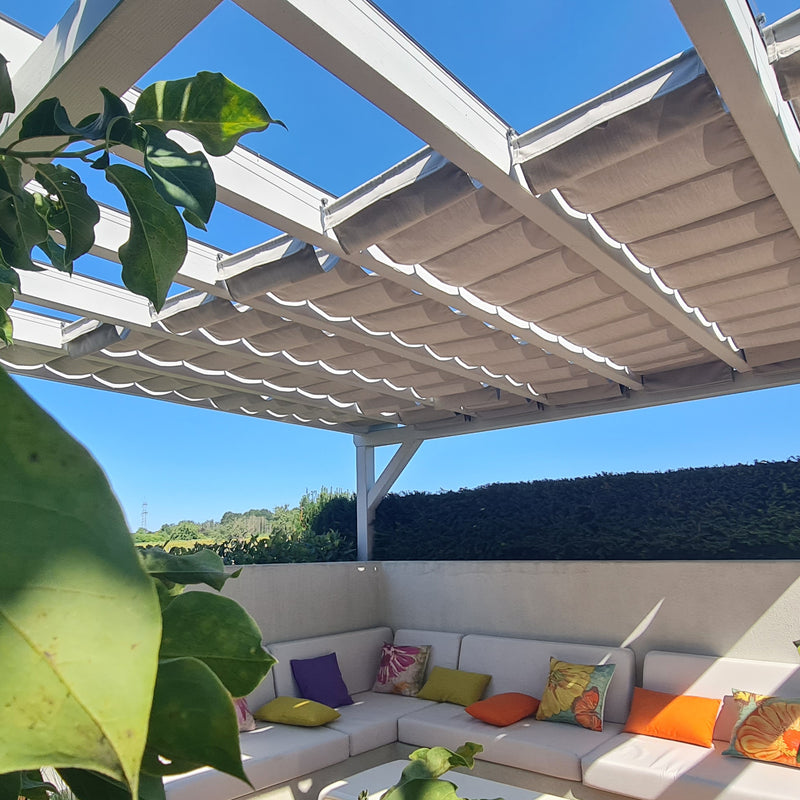 Terrassendach mit Lounge und Seilspannmarkise aus Acryl-Gewebe in leichten Wolken-Wellen