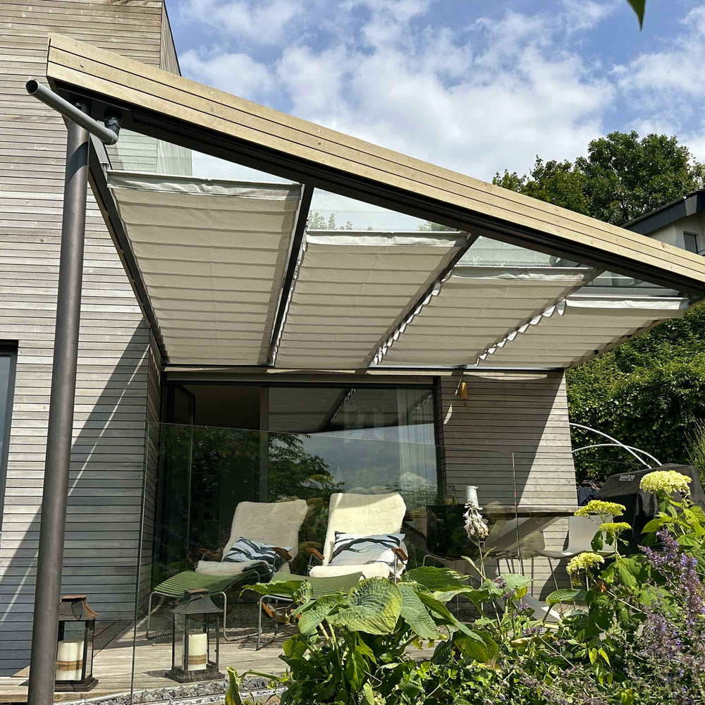 Terrassenüberdachung aus Holz mit Seilspannmarkise als Beschattung und Sonnenschutz im Ruhrgebiet mit schöner Aussicht.