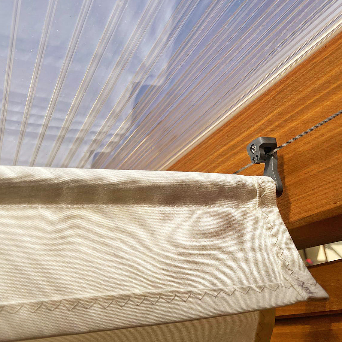 Tunnel an ersten Wolkenschlag der Markise am Spannseil - Nah mit Zick-Zack-Technik