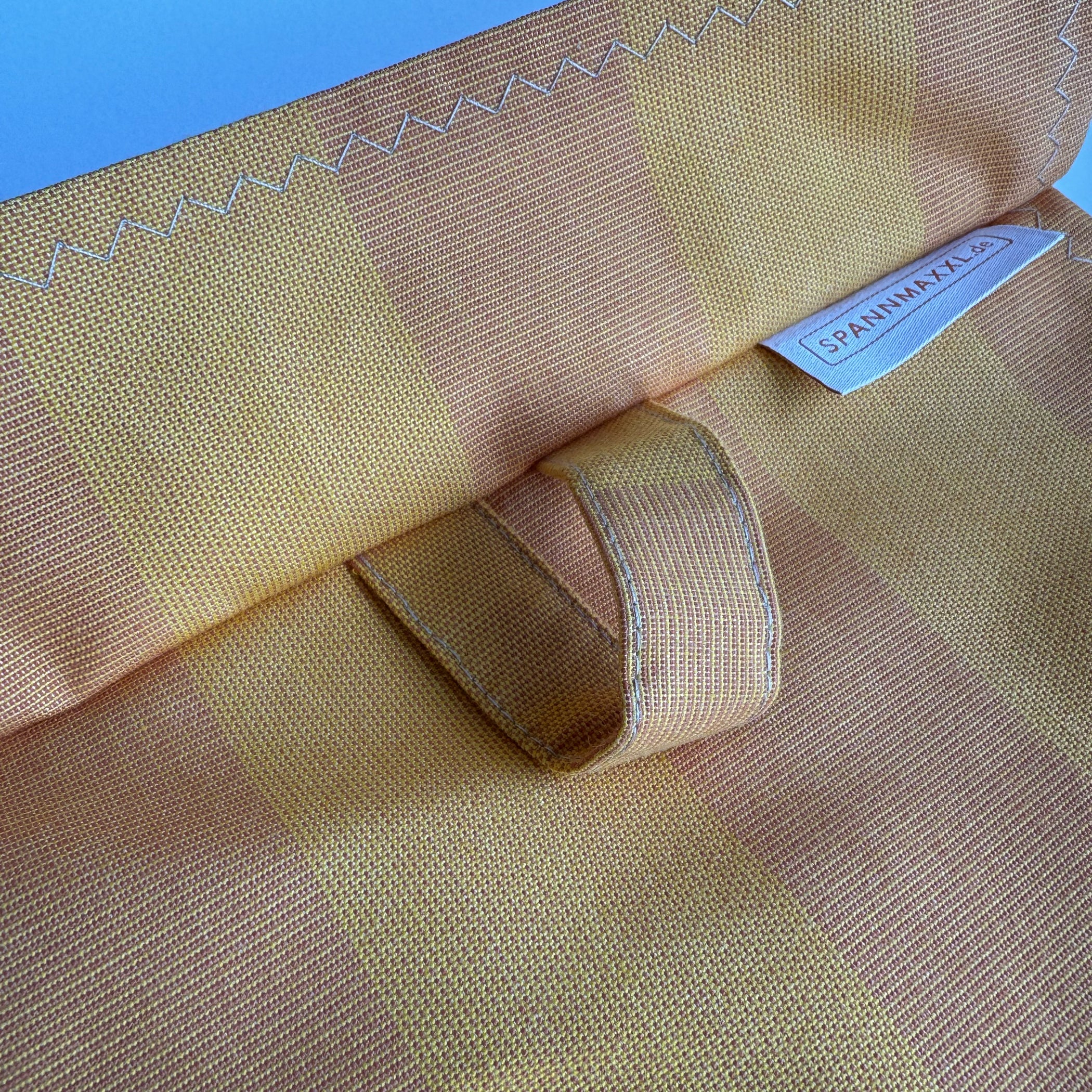 V-Griff der Wolkenbahn – ein Detail der SPANNMAXXL-Beschattung