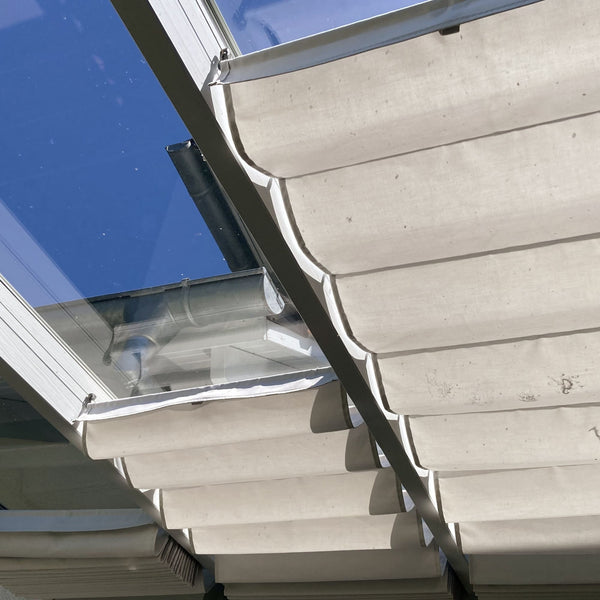 Grafische klare Linien zeigen den VORTEIL 03 der SPANNMAXXL-Beschattung im Terrassendach mit Alurohren im Tunnel eingenäht