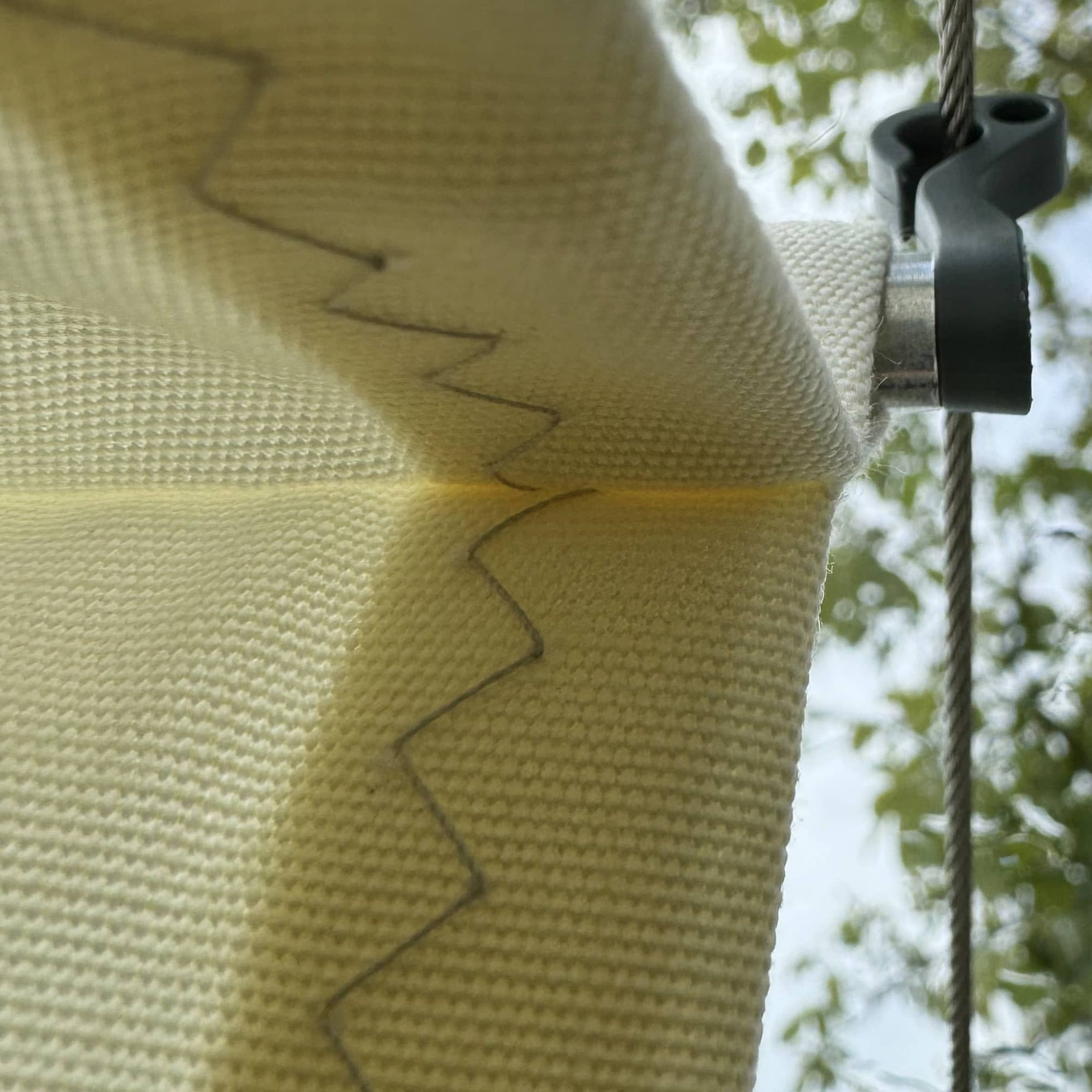 Gut sichtbare Nähte in Zick-Zack-Stich im hochwertigen ACRYL-Gewebe zeigen bestes Material mit bestmöglicher Verarbeitung.
