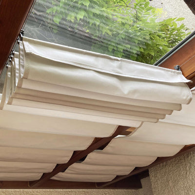 Hochwertige Materialien wie Acryl und faserverstärktes UV-Polyamid sind sichtbares Merkmal der SPANNMAXXL-Beschattung im Dach als Wolkenbahn