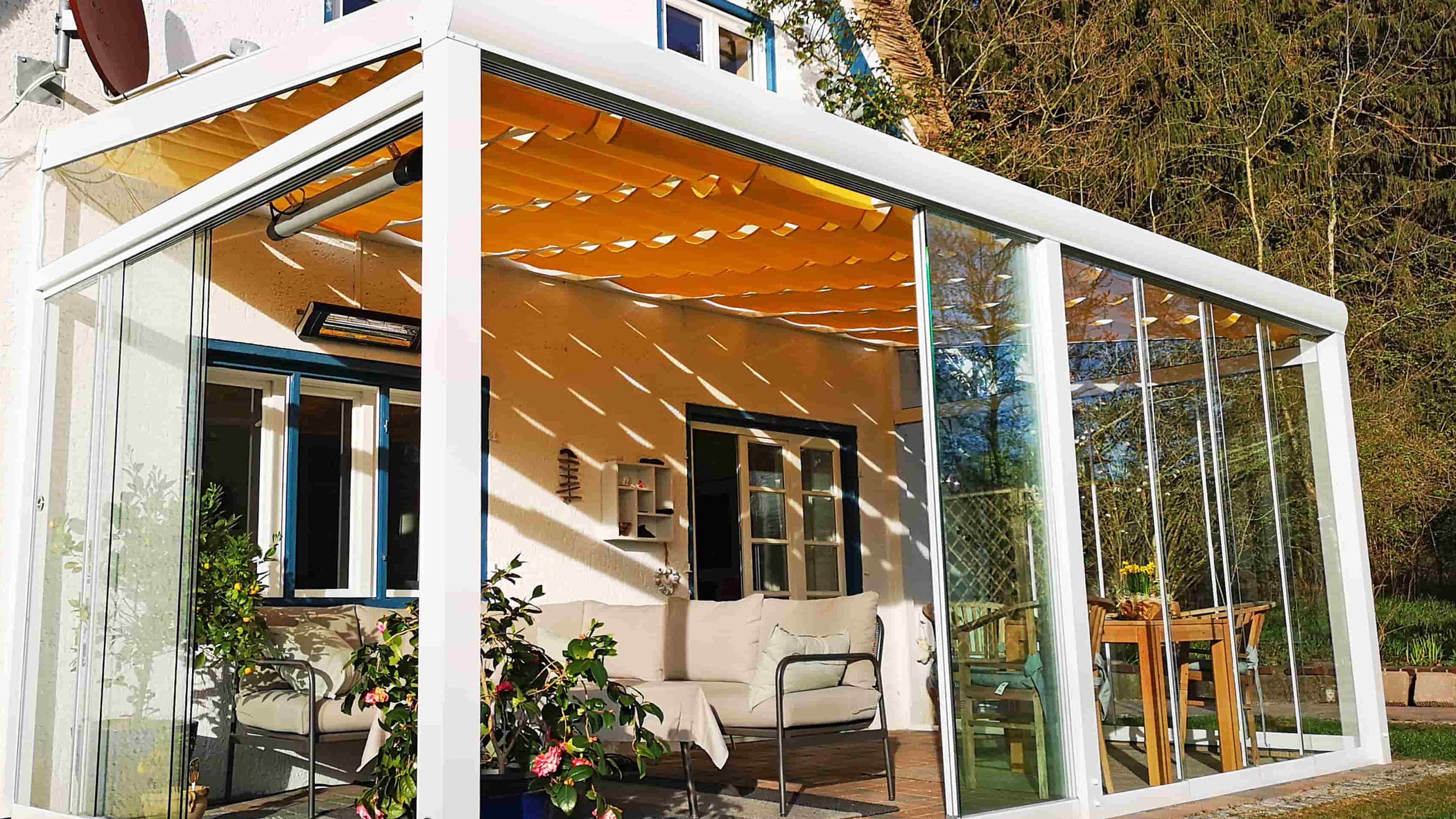 Wintergarten-Innenbeschattung im Wintergarten mit SPANNMAXXL-Wolkenbahn-System
