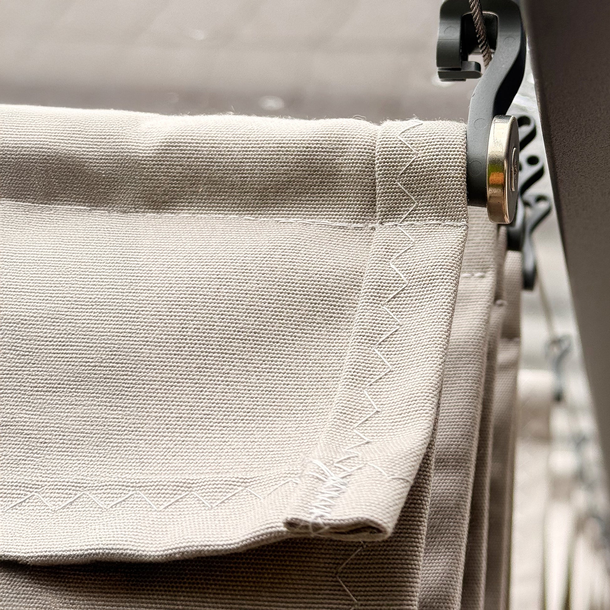 Wolkenbahn mit Zick-Zack-Naht am olant haengend unter Rollpendelhaken am Spannseil