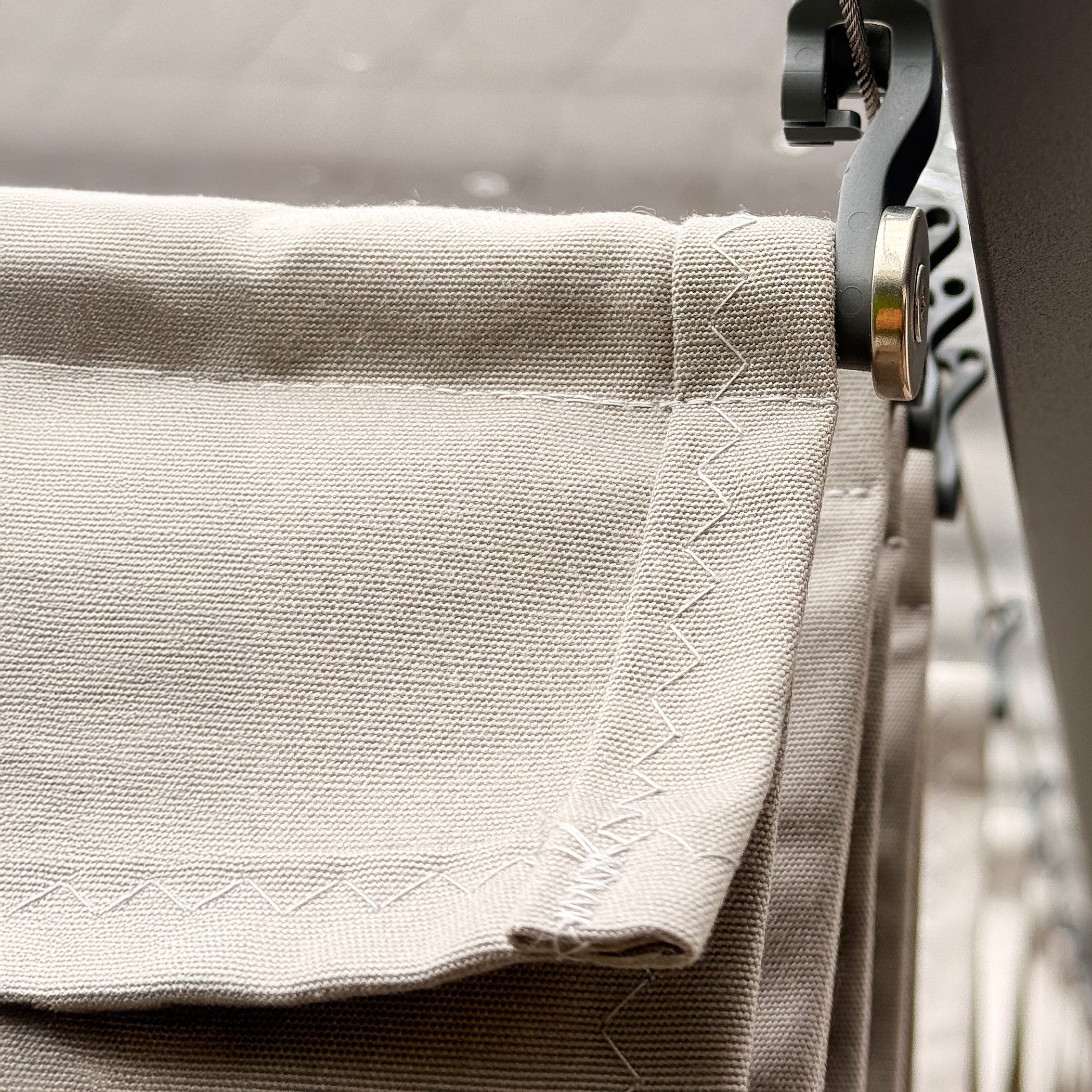 Wolkenbahn mit Zick-Zack-Naht am olant haengend unter Rollpendelhaken am Spannseil