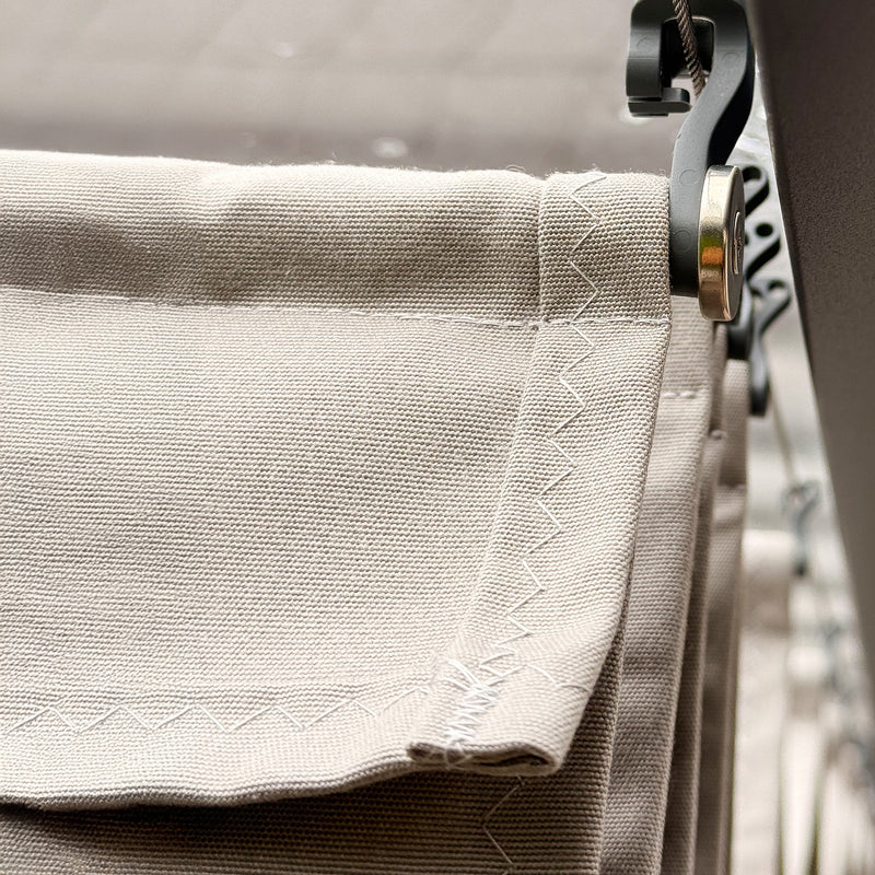 Wolkenbahn mit Zick-Zack-Naht am olant haengend unter Rollpendelhaken am Spannseil