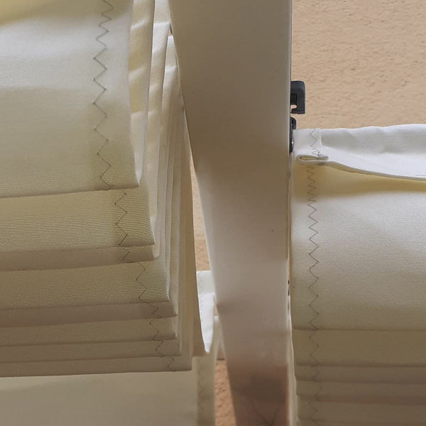 In Grau abgesetzt unterstreicht die Zick-Zack-Ziernaht sowohl Handwerk, also auch beste Materialwahl mit Acryl-Gewebe.