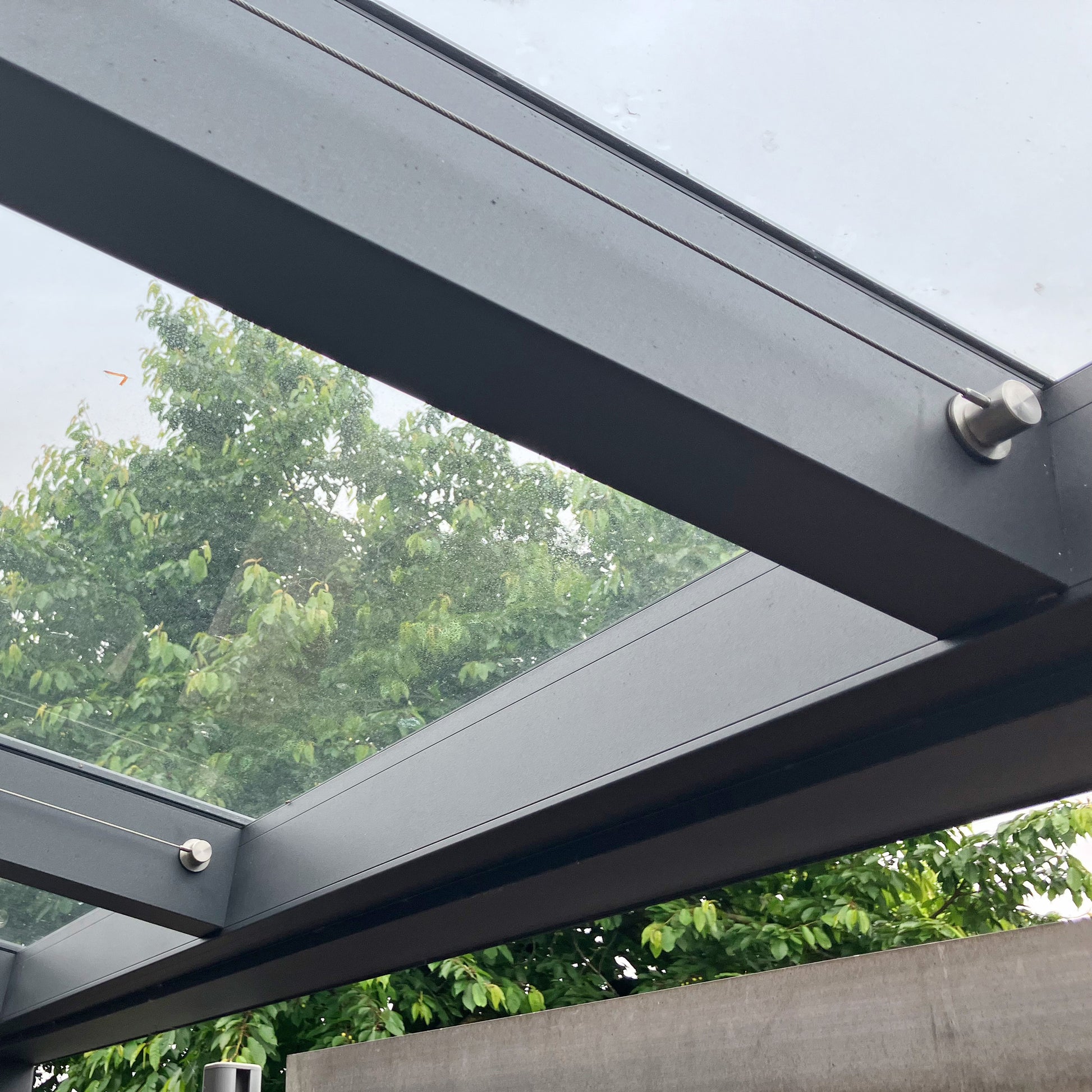 Passgenaue Spannseile in Zylindern aus Edelstahl zeigen sich in unauffälliger Optik