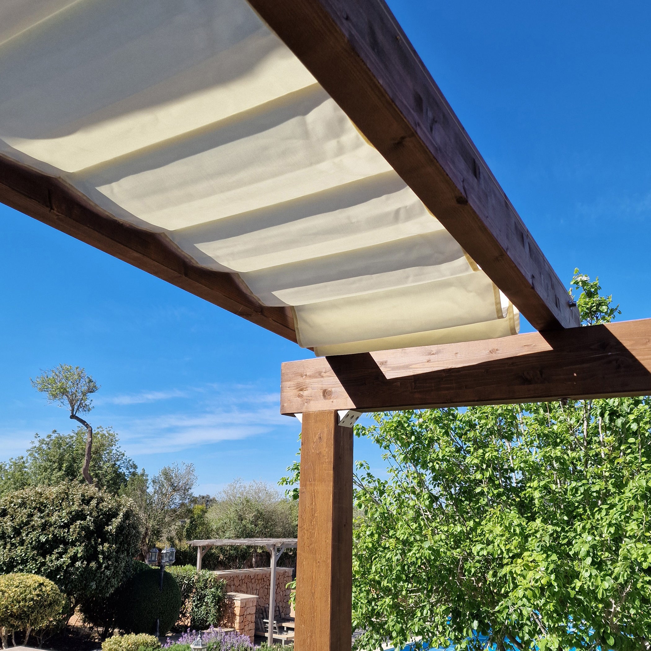 Pergolamarkise PSXL - Spannmaxxl zwischen den Pergola-Holz-Sparren