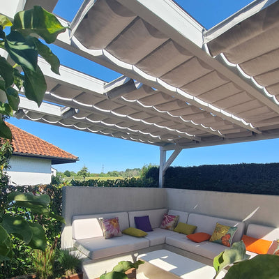 Seilspannmarkise in Pergola-Terrassenüberdachung auf Mass mit grafischer Wolkenbahn-Optik im SPANNMAXXL-Design