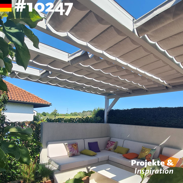 Seilspannmarkise in Pergola-Terrassenüberdachung auf Mass mit grafischer Wolkenbahn-Optik im SPANNMAXXL-Design