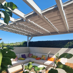 Seilspannmarkise auf Maß in Pergola-Terrassendach zwischen den Sparren mit passgenauen Spannseilen aus Edelstahl