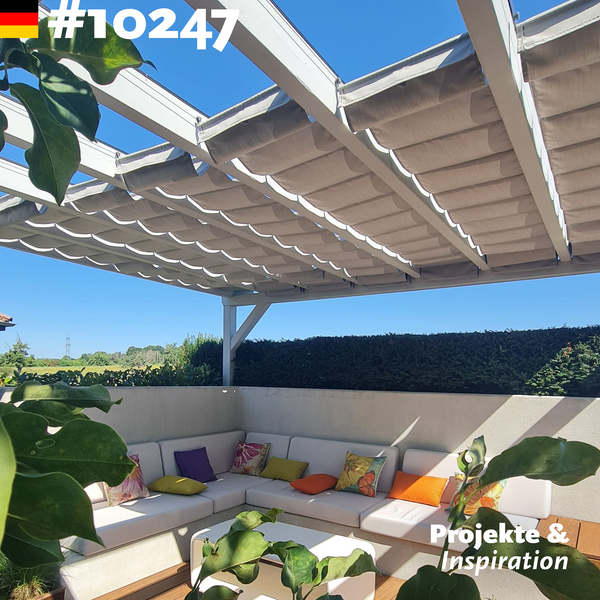 Seilspannmarkise auf Maß in Pergola-Terrassendach zwischen den Sparren mit passgenauen Spannseilen aus Edelstahl