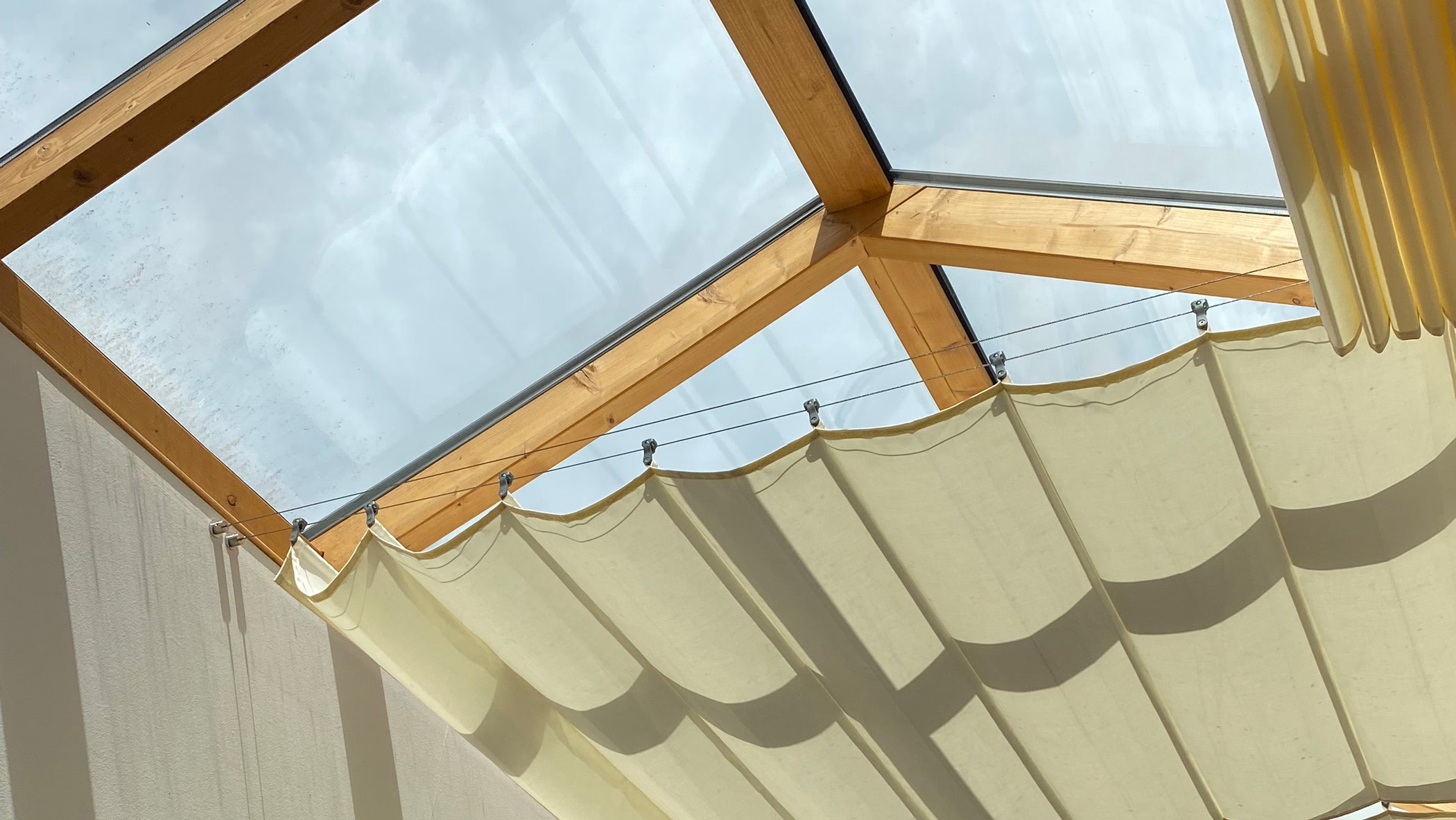 Sonnensegel-Wintergarten-mit-Spannseilen