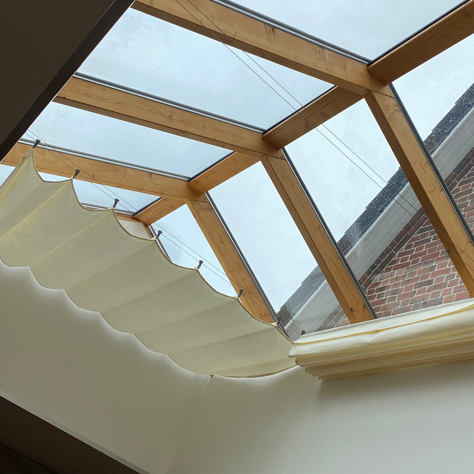 Sonnensegel im Wintergarten als Beschattung mit Spannseilen auf Maß