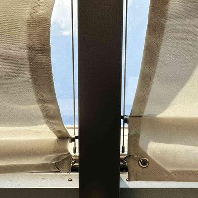 Terrassenüberdachung mit Beschattung und Sonnenschutz als Detail von Markise zwischen den Sparren im Terrassendach. 