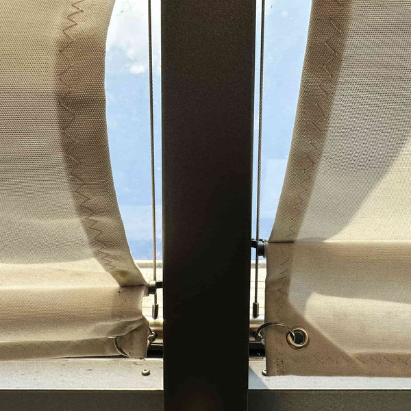 Terrassenüberdachung mit Beschattung und Sonnenschutz als Detail von Markise zwischen den Sparren im Terrassendach. 