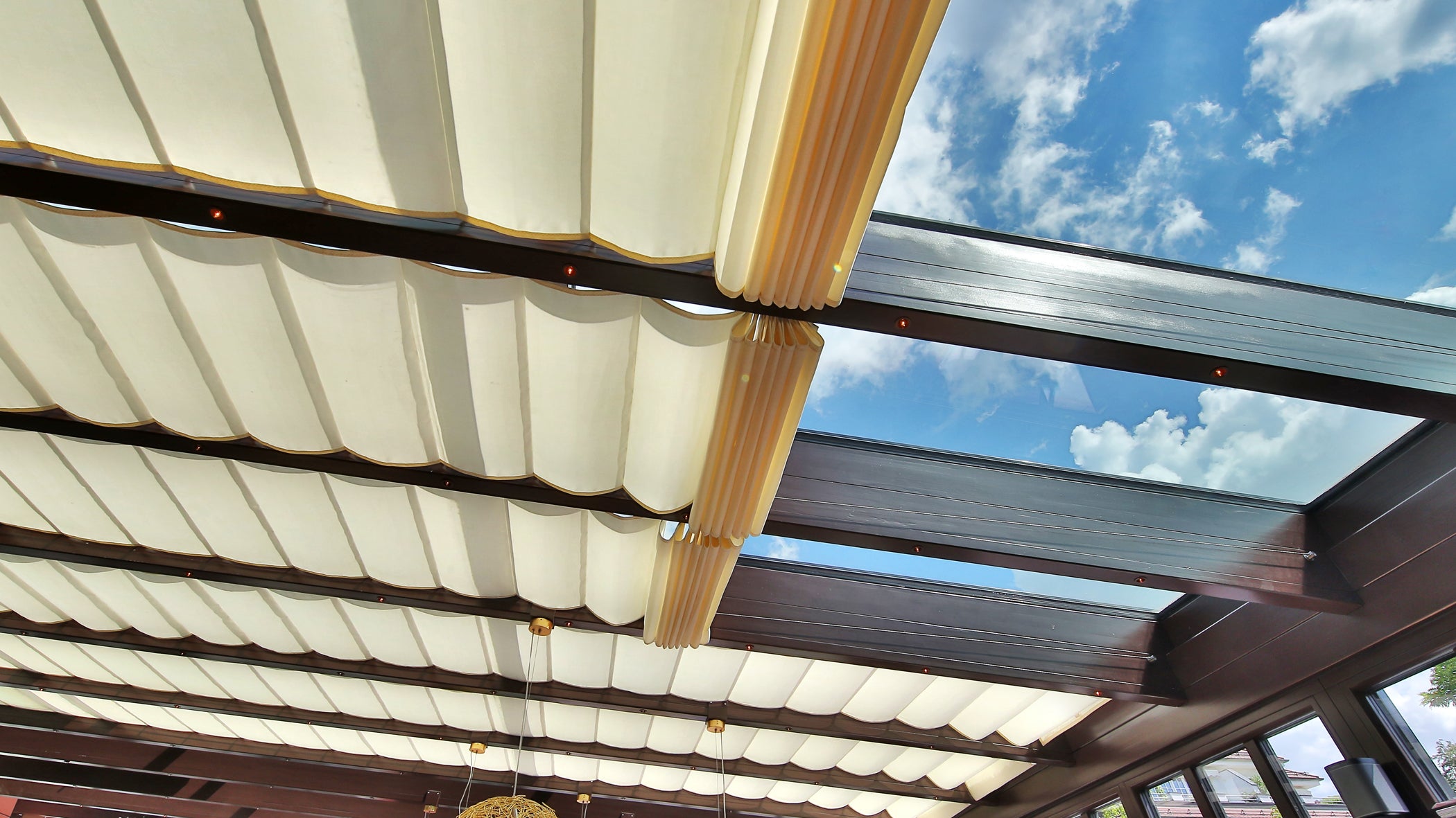 Wintergartenbeschattung WBSXL Innenbeschattung zwischen den Sparren mit Spannseilen aus Edelstahl