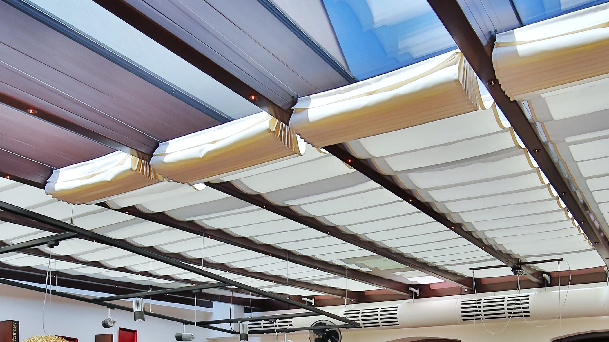 Wintergarten-Innenbeschattung mit spannseilen an Sparren im Wintergarten