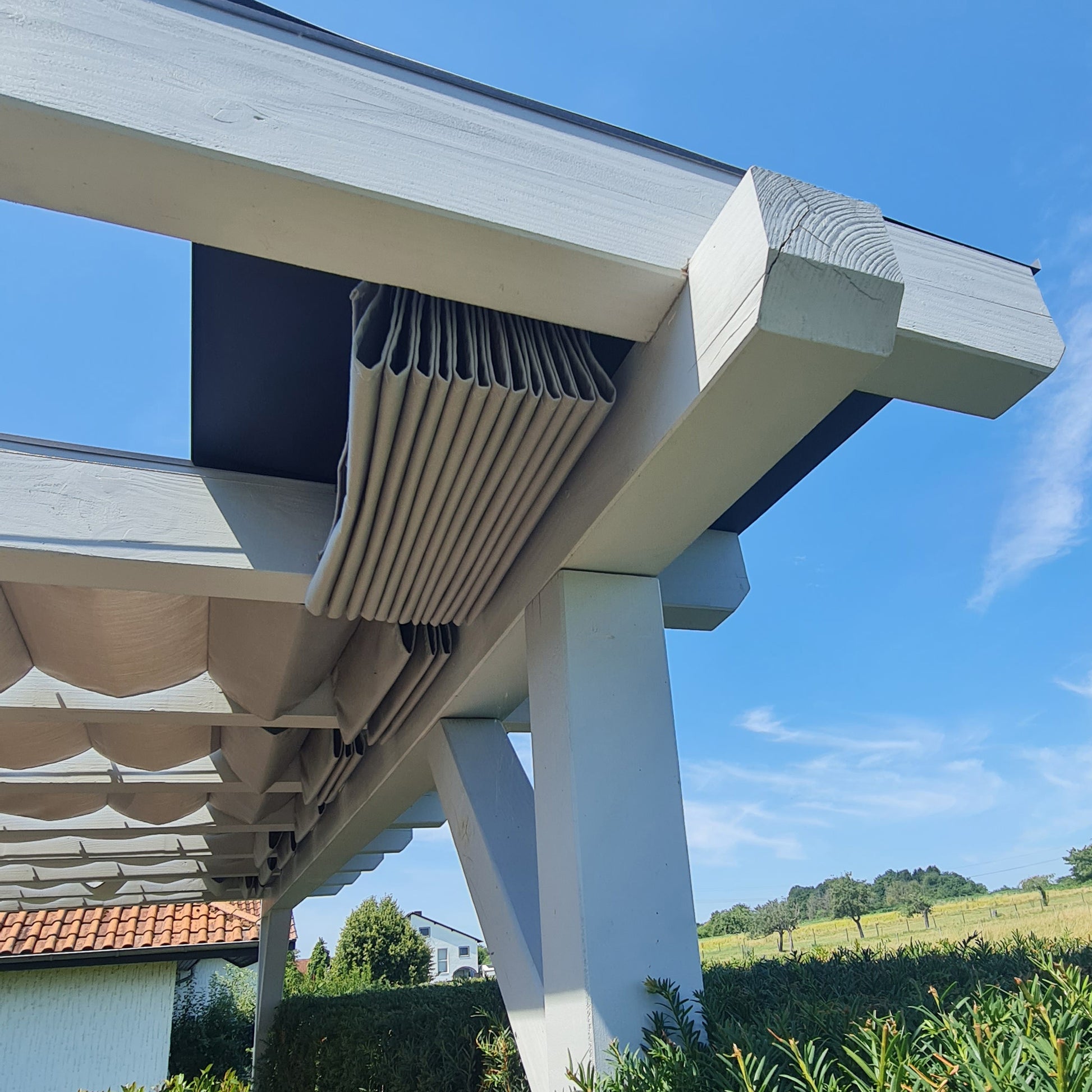 Zusammen geschobene Wolkenbahn im frei stehenden Terrassendach